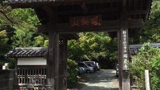 境内は木々に覆われていて