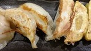 明るい雰囲気で食べる餃子とビール