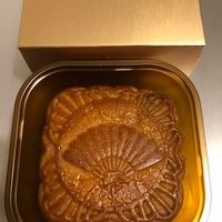 マンダリンホテルの月餅です　中に卵が入っていますがうまうま