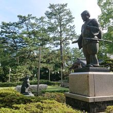 優しく手を差し伸べる