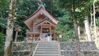 本殿の真後ろにある社