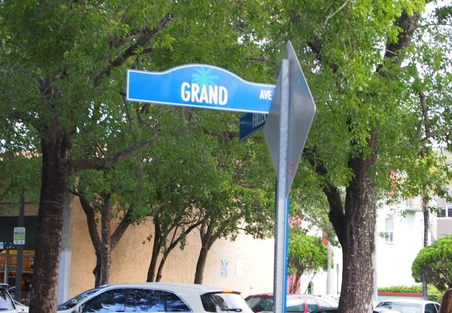 COCO WALKの目の前を東西に走るメインストリート