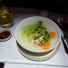 深夜便の機内食　フォーのような麺