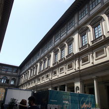 大きな美術館です。