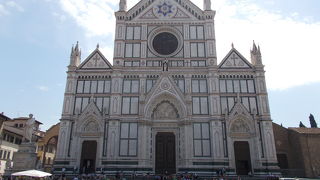 アルノ川の近くにあります。