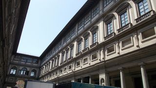 今も多くの人が訪れています。