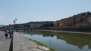 フレンチェの町を東西に流れています。