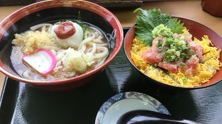 海を見渡せるカウンター席もある。