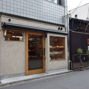 ベーグル系のパン屋さんかな。街角の小さなパン屋さんですが，パンはとってもいしい。