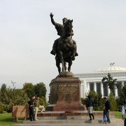 歴史の変遷とともに度々銅像が建て替えられた広場。