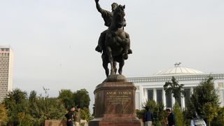 歴史の変遷とともに度々銅像が建て替えられた広場。