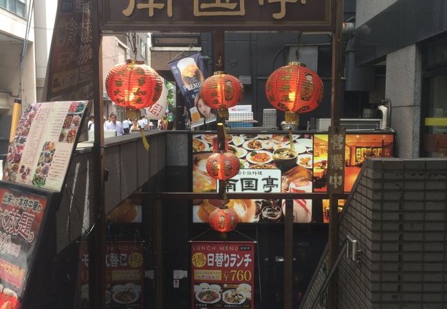 広い地下の店内