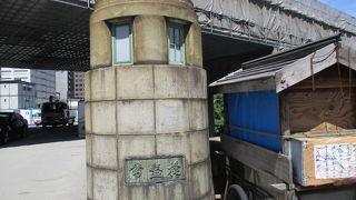 親柱は石造りの円柱形で見ごたえあります