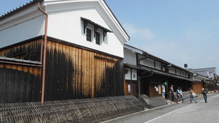 大きな酒蔵の横にある外見は質素な建物