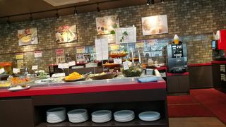 サラダバーとデザートバー焼きたてパンがウリのステーキ屋さん