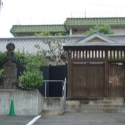 住宅地のお寺