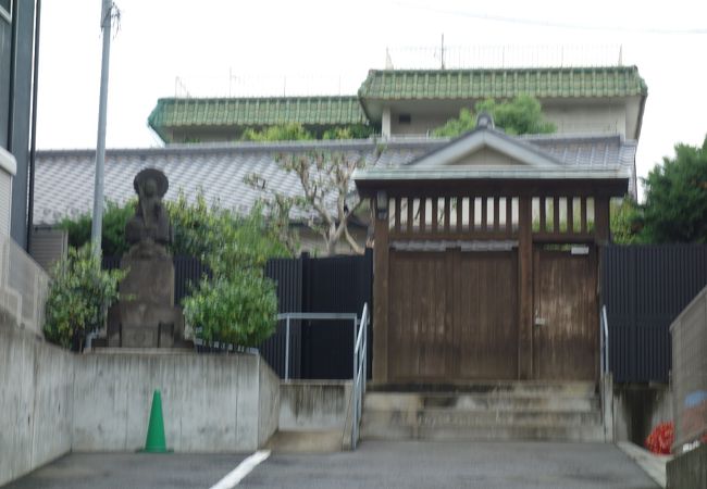 住宅地のお寺