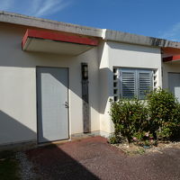 部屋の入口、２部屋で１棟