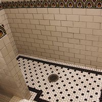 シャワーブースのタイルも可愛い