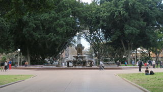 明るく楽しい雰囲気の噴水