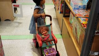 子供がキラキラするおもちゃ売り場があります。