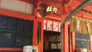 ビル街の中の神域