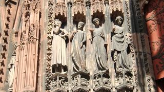 142mの尖塔は町のシンボル