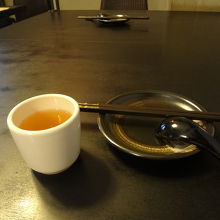 最初にお茶のサービスがありました。