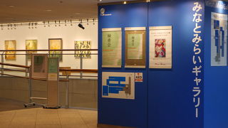 クイーンモールの開放的なギャラリー