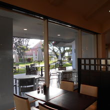 サーフサイドカフェ内とテラス席