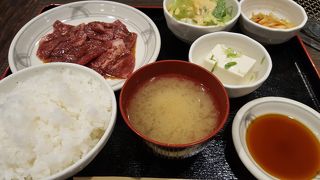 ランチは安いが肉は固かった。