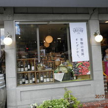 店の入り口付近