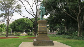 でっかい顔のおじさん像