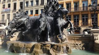 市庁舎の前に広がる広場です