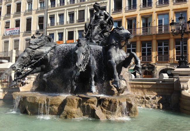 市庁舎の前に広がる広場です