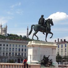広場の中心にあるルイ１４世像です。