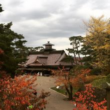 五稜郭公園の中心には箱館奉行所があります