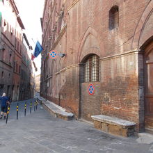 ドウモー広場からｶﾝﾎﾟ広場に通じる路地です。