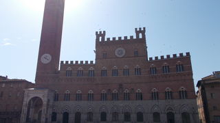 カンポ広場にあります。