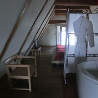 バスタブがお部屋の中心にあります。居心地は近代的ですてきです