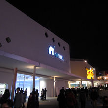 ニフレルとららぽーと（奥）