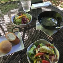 ランチセットのサラダとスープ、パン