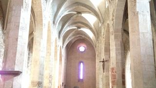 城門近くに有るがっしりした教会