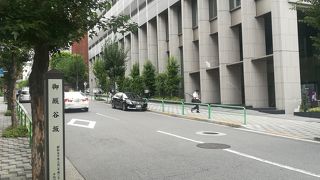 大妻通りの坂です