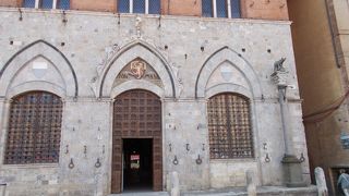 市庁舎であるプッブリコ宮の中にあります。