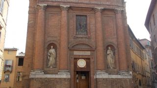 トロメイ広場にあります。