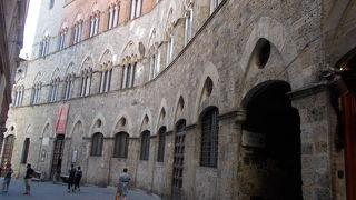 チッタ通りに面しています。