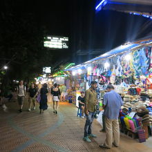 夜のビーチ沿いは賑やかです