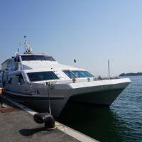 ホテルの埠頭から宮島に出航する高速船