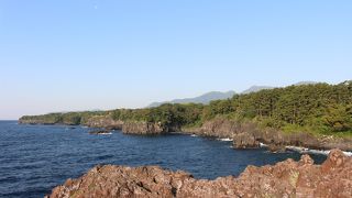 荒々しい海岸です